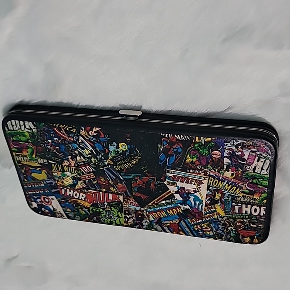 Marvel Hinge Wallet - Picture 2 of 3
